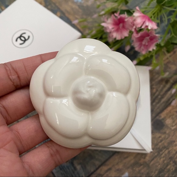 CHANEL - Camelia Porcelain Paper Weight - Picture 6 of 10